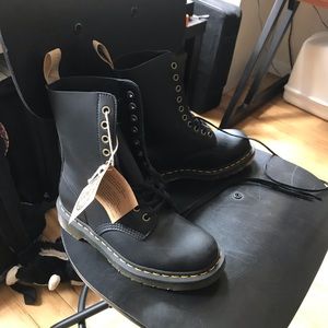 Dr. Martens Vegan 1490 NWT